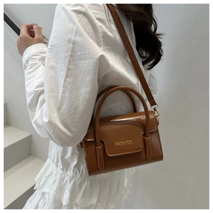 Kleine quadratische Tasche in Karamellbraun mit Modeschriftzug als Schultertasche