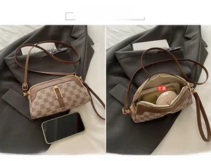 Vue détaillée du sac à bandoulière marron à damier montrant le rangement intérieur principal