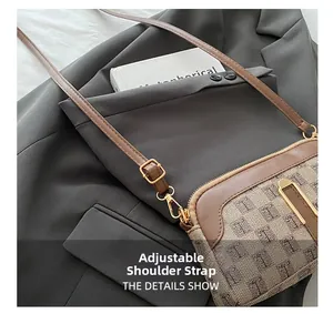 Détail de la bandoulière en cuir réglable avec boucle dorée sur le sac bandoulière vintage