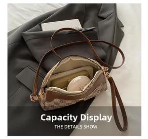 Détails de la capacité interne du sac rétro avec smartphone et porte-monnaie