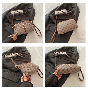 Vue multi-angle montrant l'avant, l'arrière et les côtés du sac bandoulière vintage monogrammé chic