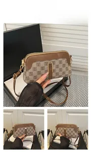 Vues détaillées du sac bandoulière vintage avec cuir marron et motif textile en T