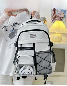 Détail d'un sac à dos blanc avec poche transparente et charmant porte-clé panda
