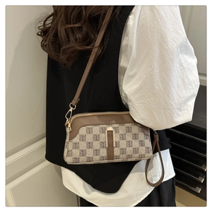 Détail du sac coquillage monogramme vintage avec bordure en cuir marron et sangle