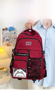 Détail du sac à dos tendance avec pendentif panda en peluche et cordons de serrage réglables