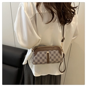 Vue arrière d'un mannequin portant le sac bandoulière monogramme marron et chemise blanche