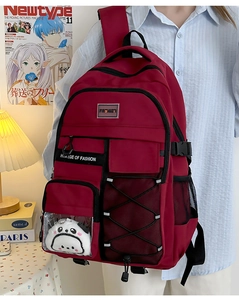 Détail du sac à dos scolaire rouge foncé avec poche latérale filet et porte-clés panda