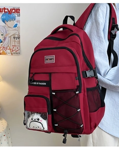 Détail d'un sac à dos ergonomique bordeaux avec poches et pendentif panda mignon