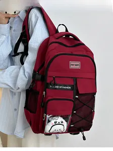 Vue latérale du sac à dos rouge imperméable avec poches multiples et détails filet