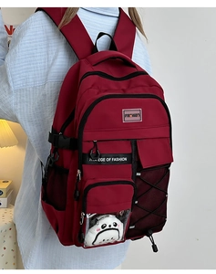 Détails du sac à dos ergonomique bordeaux avec plusieurs poches et charm panda