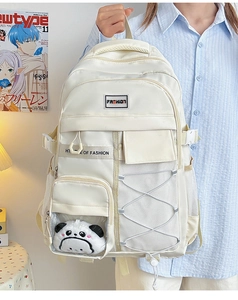 Détail du sac à dos blanc cassé multi-poches avec peluche panda et fenêtre PVC claire