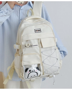 Détail du sac à dos scolaire blanc cassé avec fenêtre transparente et pendentif panda en peluche