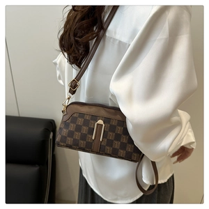 Détail du sac bandoulière marron vintage avec motif en T et fermoir doré en U