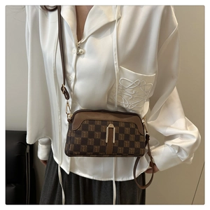 Sac bandoulière marron avec motif monogramme, boucle métallique et garniture en cuir