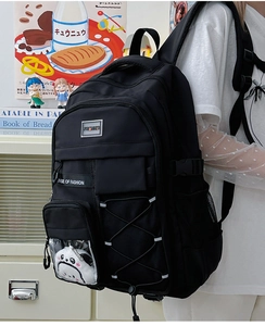 Détails du sac à dos en nylon imperméable avec plusieurs poches et pendentif panda
