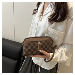 Détail du sac à carreaux marron avec motif en T et boucle dorée en forme de U
