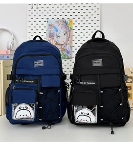 Détail de sacs à dos scolaires étanches avec compartiments multiples et fenêtre claire