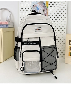 Détail du sac à dos blanc crème avec poche transparente et compartiments en filet