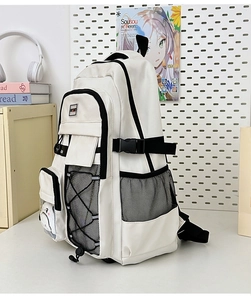 Vue latérale du sac à dos blanc ergonomique avec sangles contrastées noires et boucles