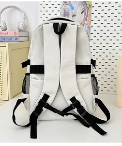 Détail des bretelles rembourrées ergonomiques et du support dorsal du sac à dos beige