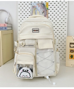 Détail du sac à dos scolaire blanc cassé avec poches transparentes et porte-clé panda