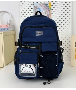 Détail du sac à dos bleu marine avec fenêtre transparente et peluche panda incluse