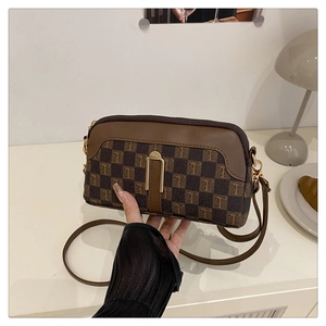 Vue détaillée d'un sac à bandoulière en cuir PU à motifs marron avec fermoir doré