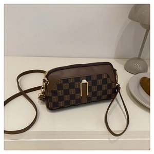 Vue détaillée du sac à main vintage à monogramme avec finitions en cuir marron