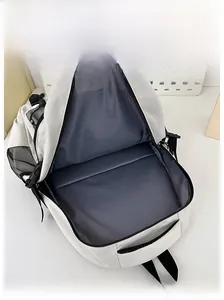 Détail du rangement interne spacieux et de la doublure grise du sac à dos blanc