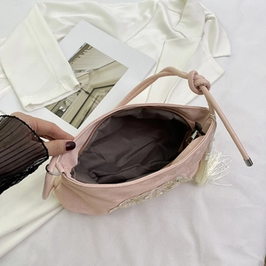 Borsa a mano in raso rosa con ricami floreali dorati e decorazione con nappe bianche