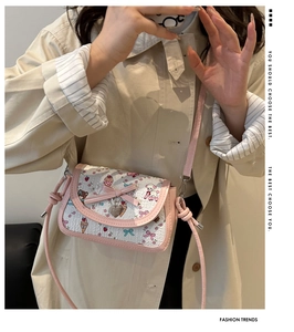 Sac bandoulière rose avec imprimés dessins animés, pendentif cœur et sangle ajustable