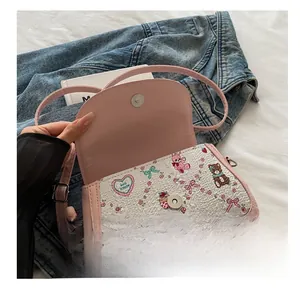 Détail de la boucle magnétique en métal sur ce sac à bandoulière rose à motif floral