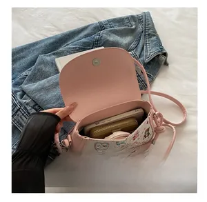 Sac bandoulière rose à motif ours montrant l'espace intérieur et le rabat magnétique