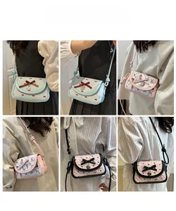 Détails de sacs à bandoulière papillon de style français portés par un mannequin en couleurs