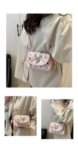 Détail du nœud rose et du pendentif cœur en métal sur le sac à bandoulière cartoon