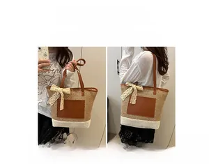 Détail du grand sac cabas en paille avec bandoulières en cuir et nœud en dentelle