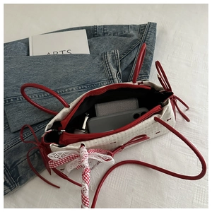 Vue intérieure du sac à nœud montrant l'espace pour téléphone et portefeuille