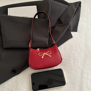 Sac à main rouge en cuir grainé avec boucle nœud doré, sac sous-bras chic et minimaliste