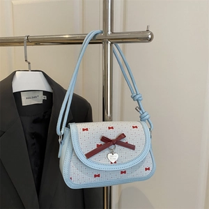 Sac à bandoulière bleu clair style français avec nœud rouge et pendentif en cœur