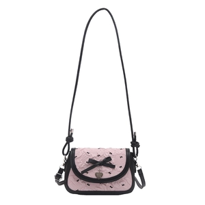 Petit sac rose à motifs nœuds noirs avec ruban satiné et pendentif cœur argenté élégant
