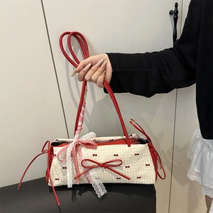Sac sous le bras crème chic avec imprimé nœud rouge et grand ruban en dentelle