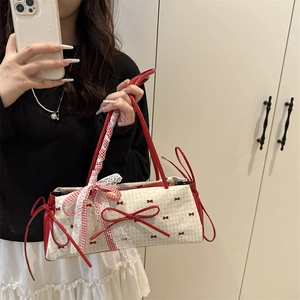 Sac à bandoulière beige chic avec imprimés nœuds rouges et poignée en ruban de dentelle