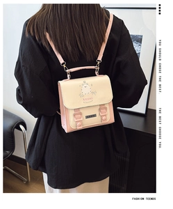 Détail d'un mini sac à dos rose et beige avec imprimé ours et doubles boucles