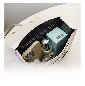 Vue intérieure du sac à main bicolore en cuir PU montrant la capacité de rangement spacieuse