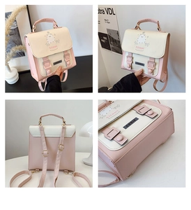 Vues détaillées en quatre angles d'un sac à dos bicolore rose et blanc avec motif chien