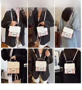 Détails du sac à dos ours bicolore rose et blanc avec diverses options de port