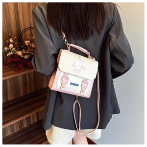 Mini sac à dos rose et blanc porté montrant la taille et le style décontracté