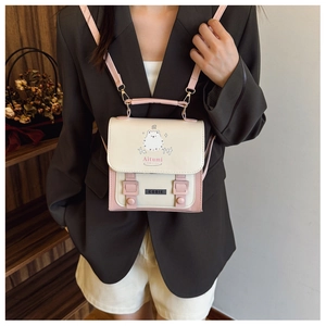 Détail d'un mini sac carré rose et beige avec un imprimé de petit chien blanc mignon