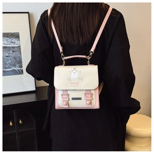 Vue de dos d'un mannequin portant le sac à dos crème et rose avec imprimé ours