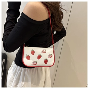 Modische PU-Leder Schultertasche in Weiß mit Erdbeermuster und roten Riemendetails